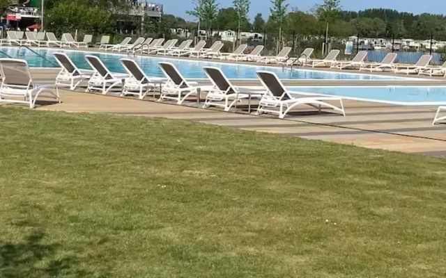 Caravan-sleep8-hottub-freep-balcony-familyfriendly