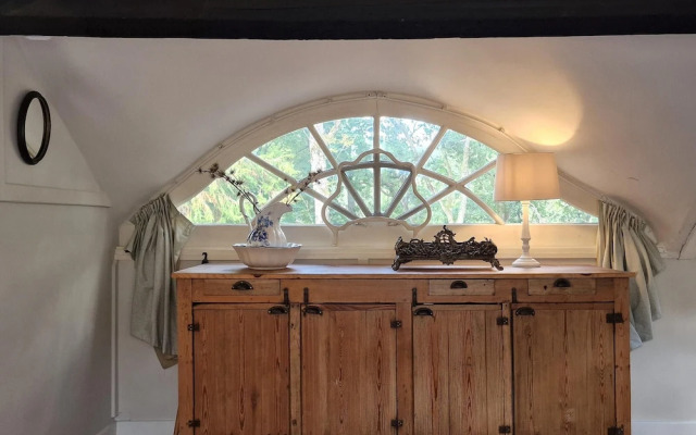 Historic Romantic Pavilion Retreat for 4