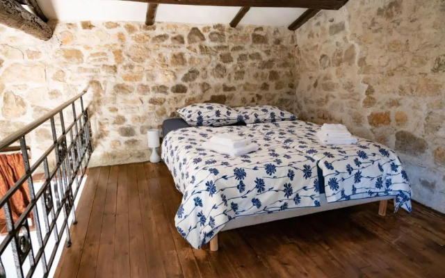 Fleur de Lys Fayence