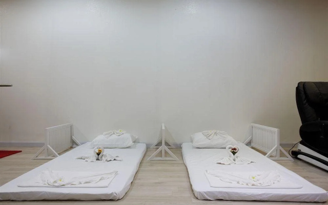 WhyNot Backpackers (Capsule Hostel)
