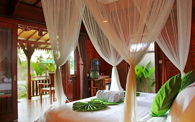 Romantic deluxe 0ne-bedroom wooden villa 3