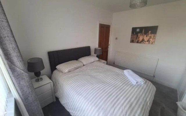Impeccable 4-bed House in Bilston