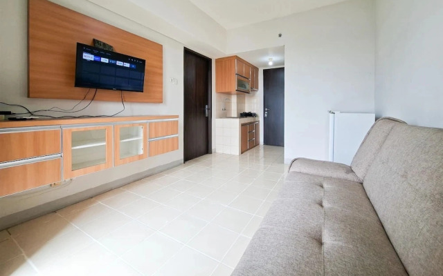 Spacious And Warm Combined Studio Room At Apartment Serpong Greenview
