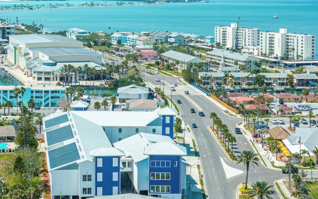 The J Hotel Dunedin near Honeymoon Island State Park, an Ascend Collection Hotel