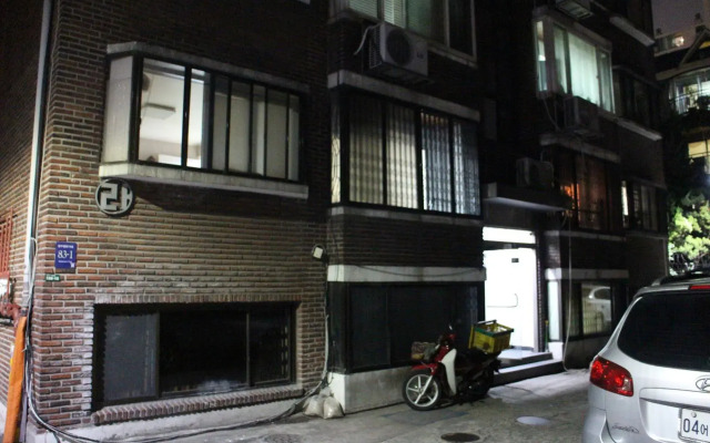 Artist 77 House