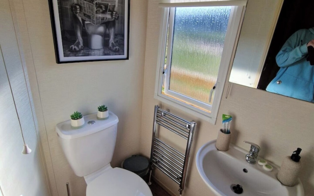 Cabin- Sleeps 8- Hot Tub, Free Parking, Wifi, Pets
