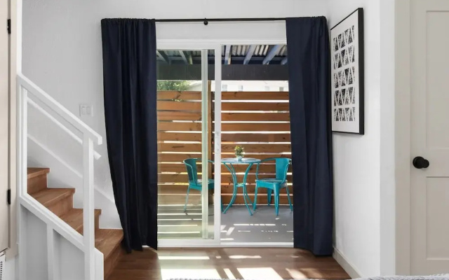 Cozy-Chic 2BR  Patio Ideal for Groups