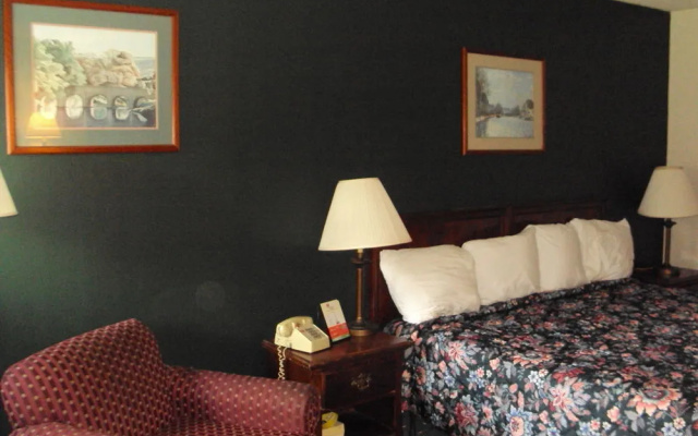Red Carpet Inn & FantaSuite Hotel