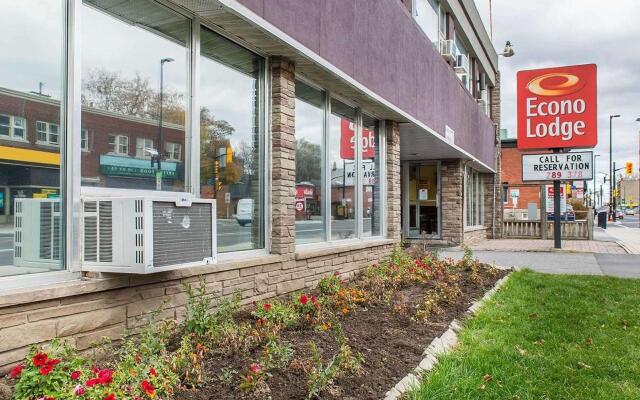 Отель Econo Lodge Downtown Ottawa Канада, Оттава - 2 отзыва об отеле, цены и фото номеров - забронировать отель Econo Lodge Downtown Ottawa онлайн вид на фасад