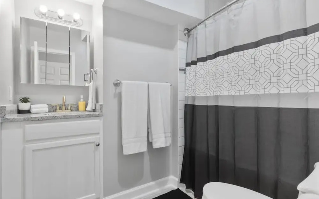 Charm City Homestay In Washington Village