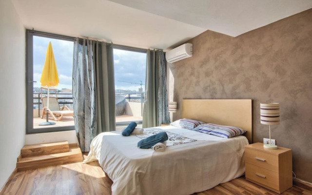 Fantastic Seafront Apartment With Sundeck Terrace