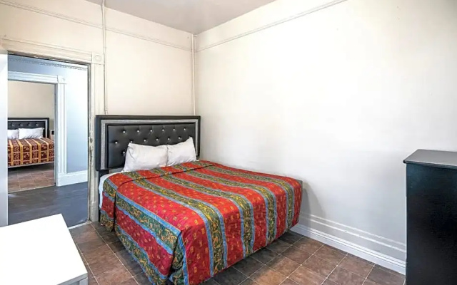 Mariachi Plaza Hotel