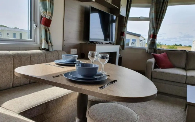 46 Lancaster Crescent Luxury caravan with hot tub