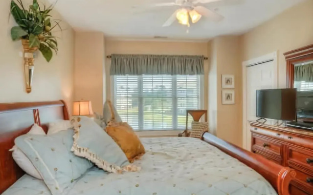 Magnolia Pointe 305-4820 Condo