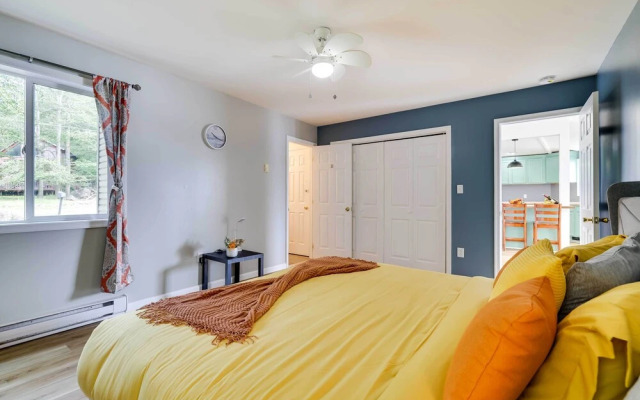 Stunning Tobyhanna Home w/ Lake Access + Kayaks!