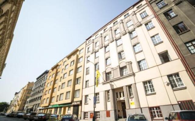 Отель Dizzy Daisy Hostel Чехия, Прага - отзывы, цены и фото номеров - забронировать отель Dizzy Daisy Hostel онлайн вид на фасад