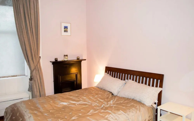 Spacious 1 Bedroom Flat Near Haymarket