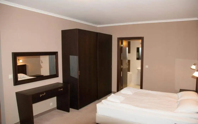 Everest Hotel