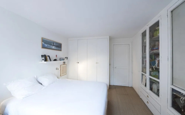 Place de la Republique Hideaway