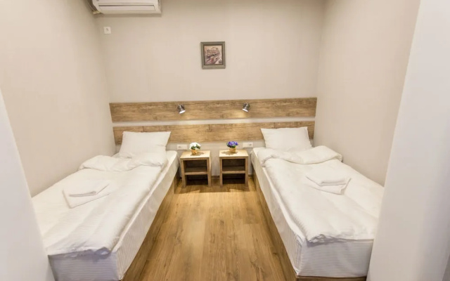 Falcon Apartments - 300 Aragveli
