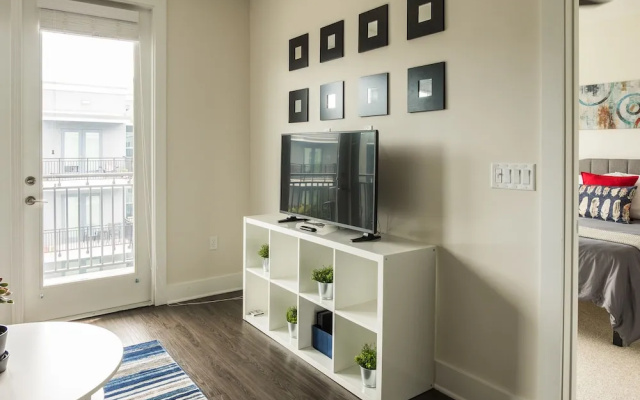 1 BR International Plaza Apt by Frontdesk