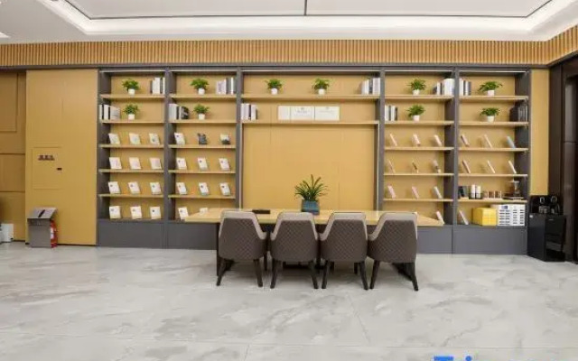 Tupai Hotel Chain (Huarong People's Square Branch)