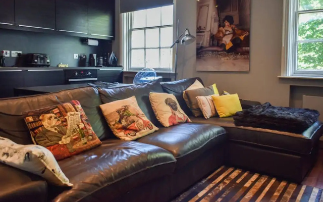 Modern 2 Bedroom Flat with A/C in Westminster