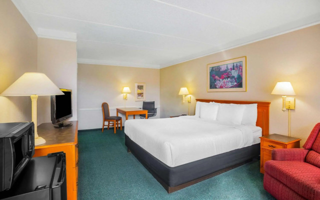 Super 8 by Wyndham Eagle Pass