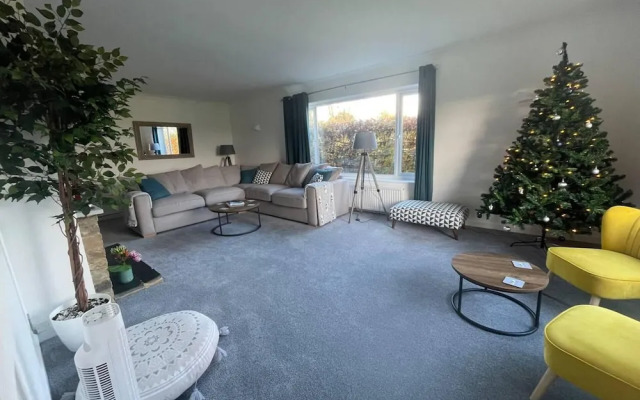 Luxury 5-bed House With Tennis Court & Games Room