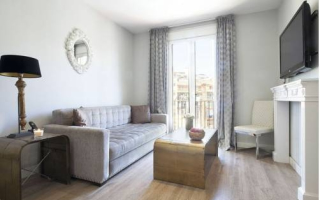 Grandom Suites