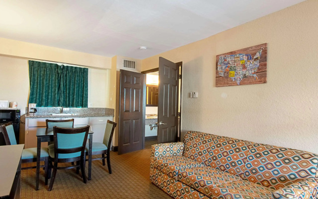 Econo Lodge Inn & Suites Clearwater Central