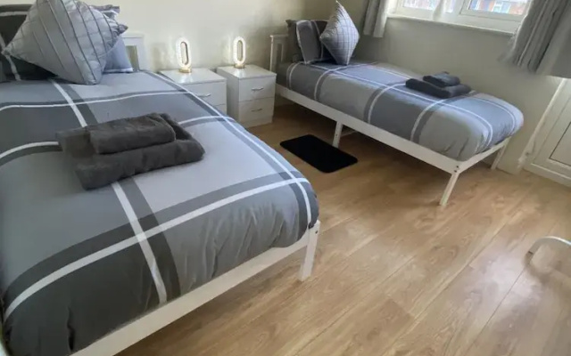 3 Bed House - Sleeps 6 - Garden - Parking - Wifi