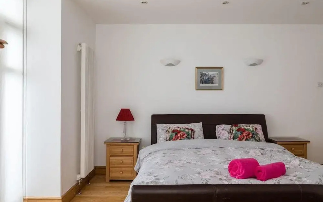 Specious Family Kensington 5-bed House, Sleeps 10