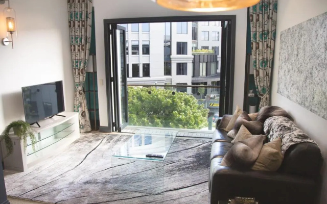 One-bedroom loft in Viaduct by Zodiak Stays
