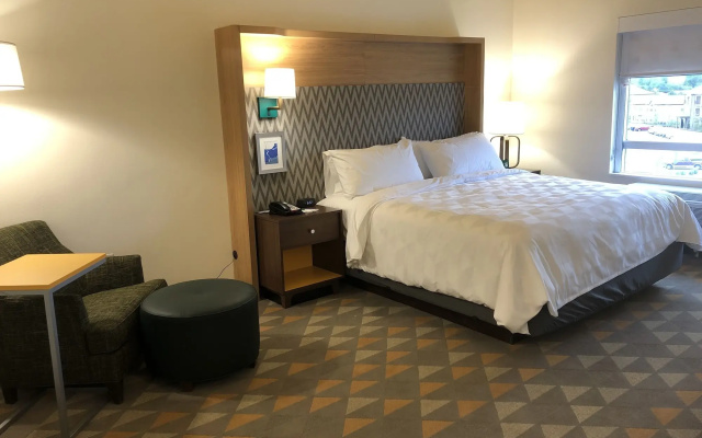 Holiday Inn and Suites Memphis Southeast Germantown