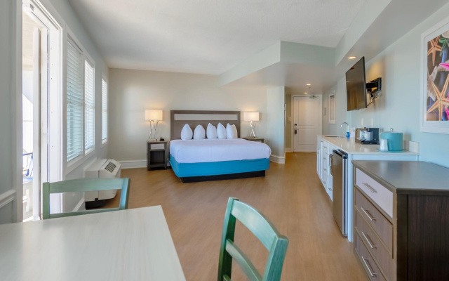 Commander Hotel & Suites