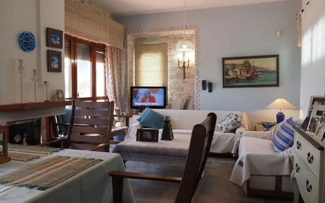 Yades elegant villa 2 minutes away from the beach
