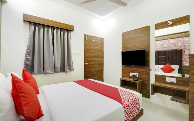 OYO VAD159 Hotel Grand