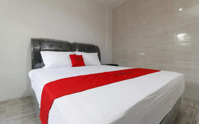 RedDoorz Plus near RS Royal Prima