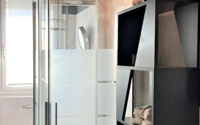 Bright studio with balcony - Visconti 14