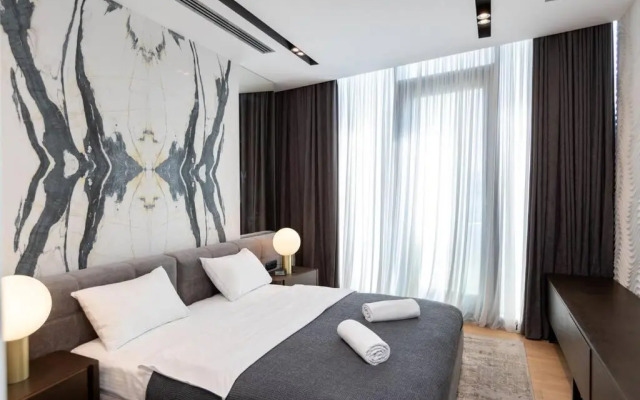 Luxury Hotel Apartment With Stunnig Views For 4
