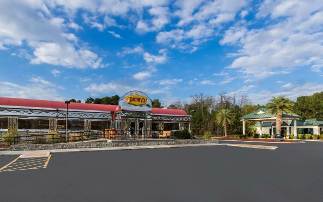 Days Inn by Wyndham Richmond Hill/Savannah