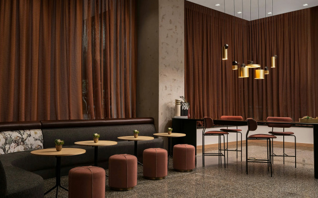 Renaissance Milwaukee West Hotel