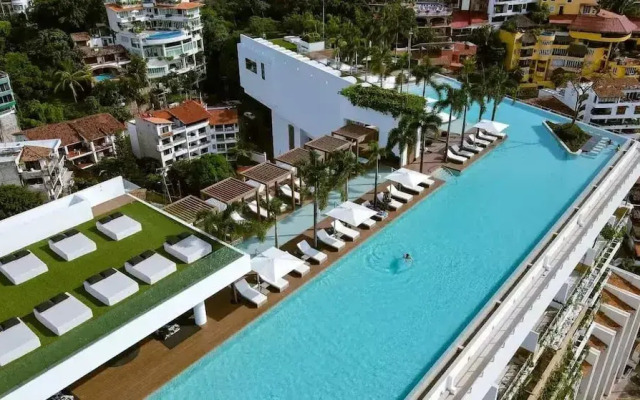 Soho PV Stunning Views Luxury Heated Rooftop Pool
