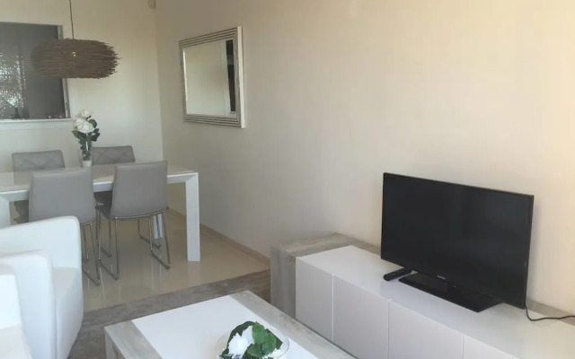Luxury furnished 1 Bedroom with views AA16