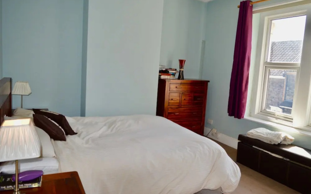 Charming 2 Bedroom House With Terrace