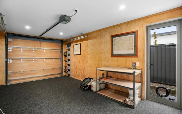 Carefree on Cleland - Wanaka Holiday Home
