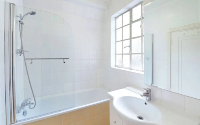 Spacious 2 Bed Apartment next to Regents Park