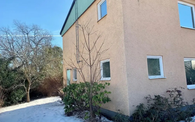 Studio Apartment - Great Location & Parking