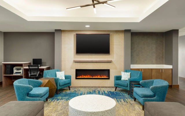 La Quinta Inn & Suites by Wyndham Shawnee
